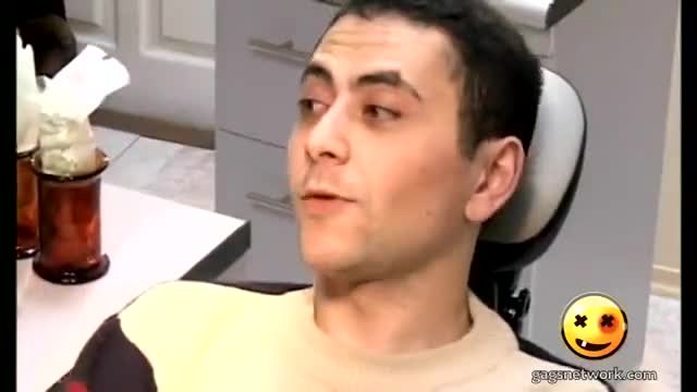 Секси зъболекарка поставя в неловко положение пациентите си - скрита камера