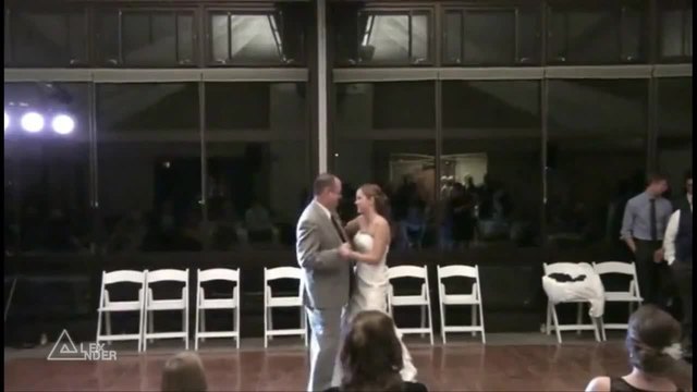 Баща и дъщеря танцуват на сватбата