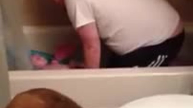 Татко хванат в кадър да пее по детски в банята, защо ли?