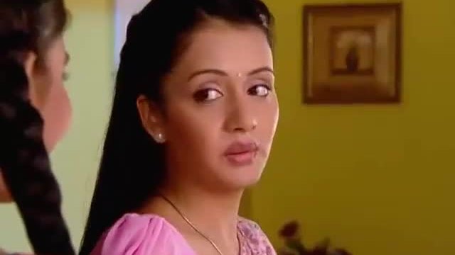 Алек храни Сакши