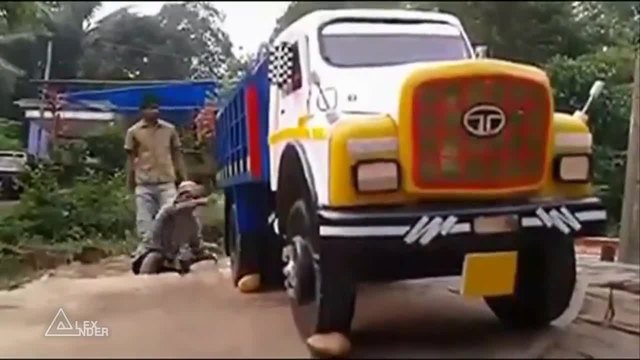 Индиици мият камион