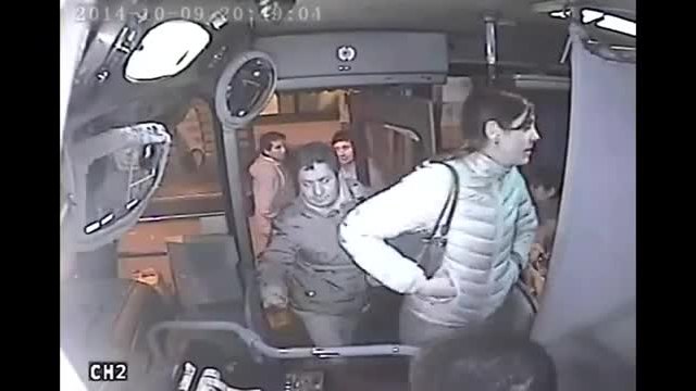 Ето как автобусен шофьор не прощава на дързък крадец !