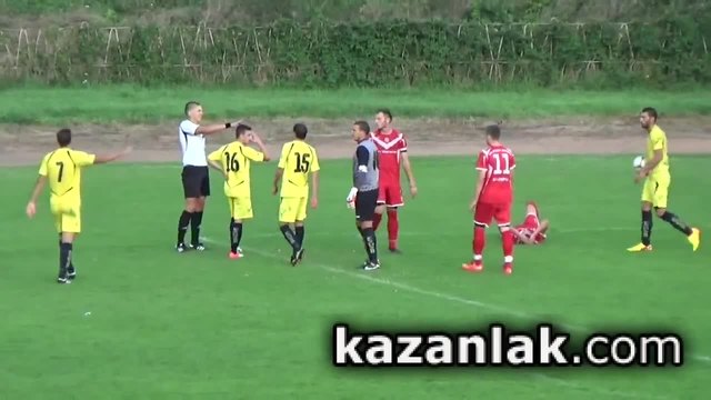 Вижте как футболисти нападнаха съдиите на мач в Казанлък, наказаха ги за по 1 година (ВИДЕО)
