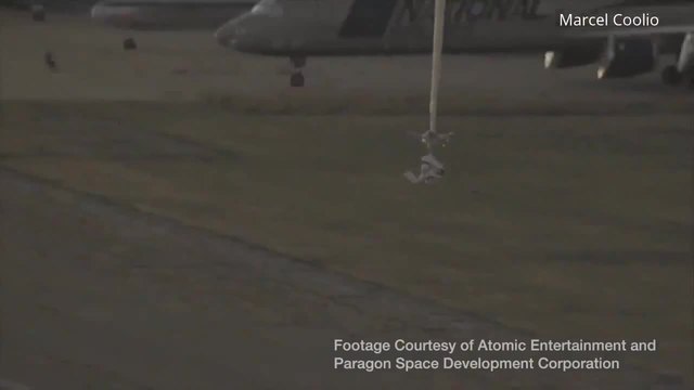 Вицепрезидентът по разработките в Google Алан Юстас счупи световния рекорд за скачане с парашут