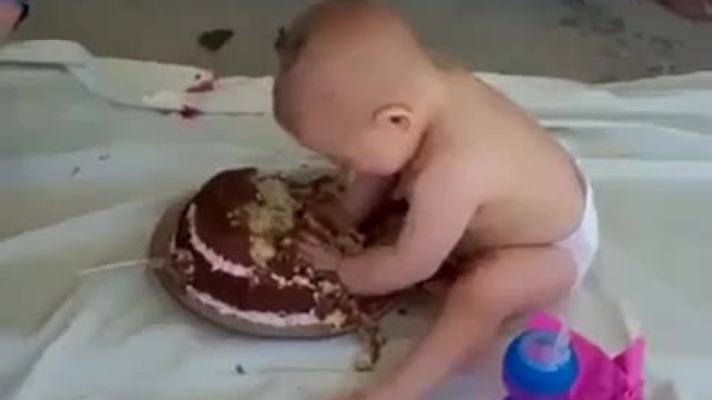 Сладко Бебче се учи Как се яде торта