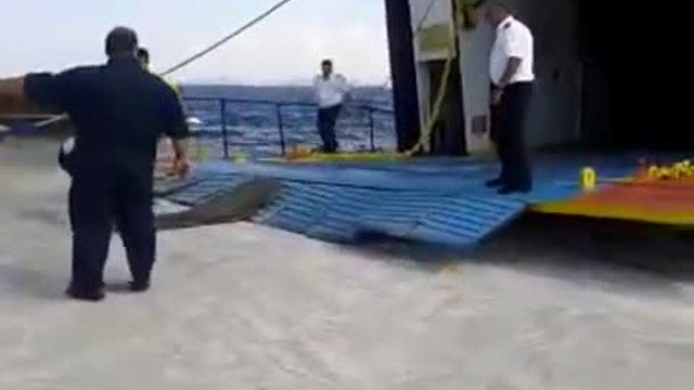 Екипаж на ферибот рисковано товари коли по време на морска буря!