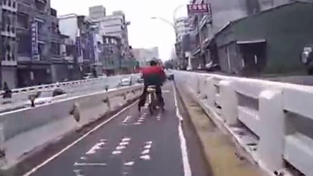Лудо каране на колело с неочакван край
