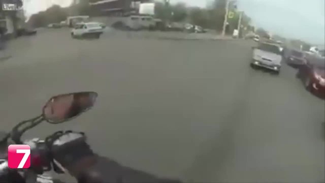Моторист помага на сляп човек да пресече