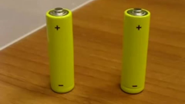 Ето един страхотен начин за проверка на батерии без мултимер!