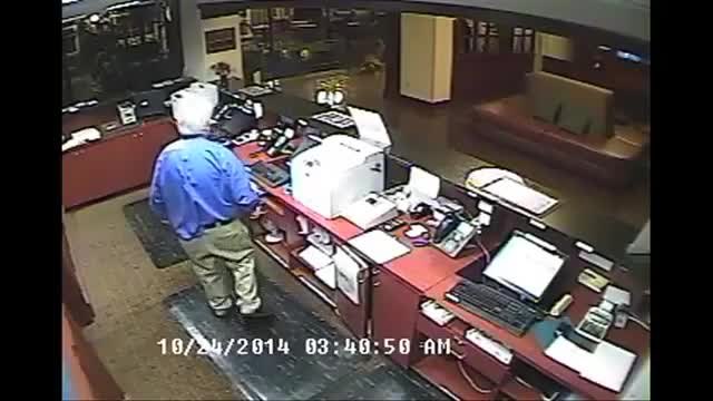 Луд елен атакува хотелско лоби