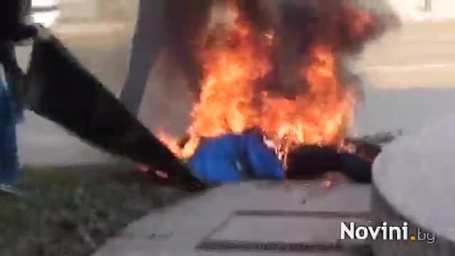 Видео на горящата жена, която се самозапали днес пред президенството! +18
