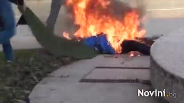 (18 +) Жена се самозапали пред Президентсвото