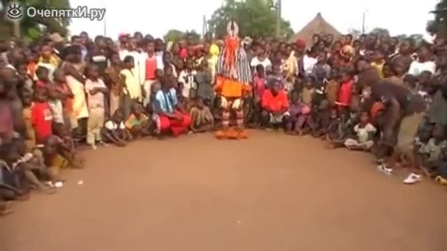 И хореографите по танци биха завидели на този африкански шаман!