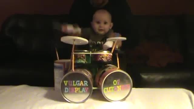 Бебе свири рок- 8-месечно бебе Wyatt