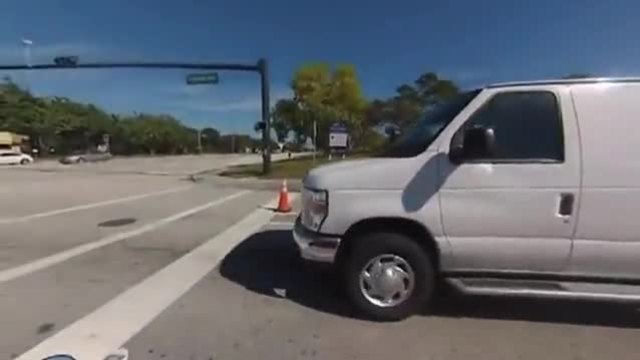 Щатски полицаи не отреагират на профучаваща кола на червен светофар!