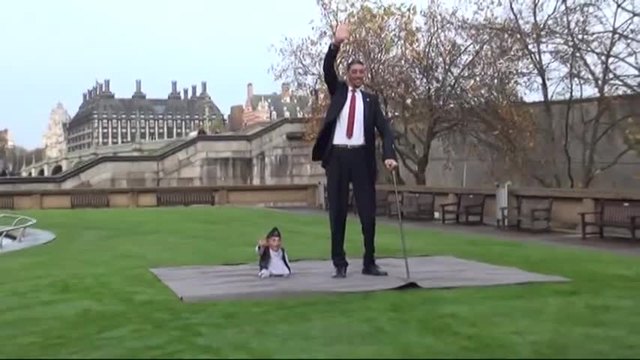 Забележителна среща между най-високия и най-ниския мъж