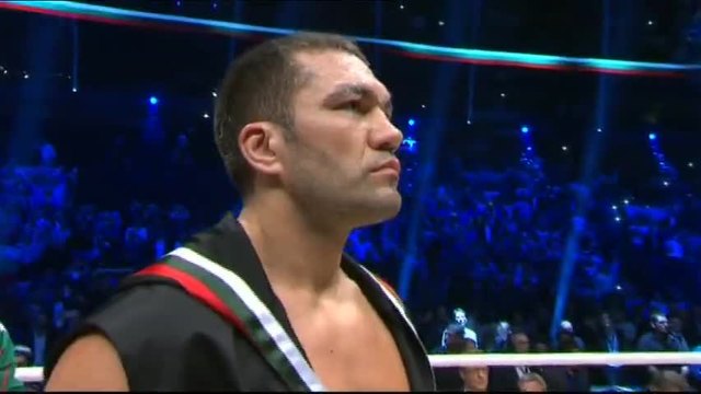 Кобрата пее химна преди мача с Кличко