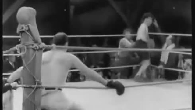 Чарли Чаплин се боксира на ринга! Смях!