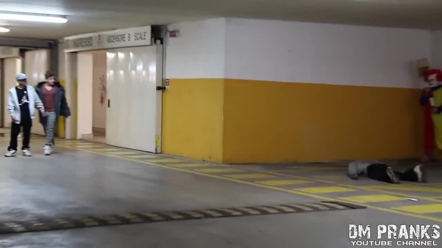 Клоунът 3 плаши хора много смях !!!