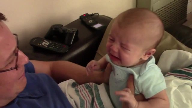 Бебенце се натъжава когато баща му се преструва че плаче