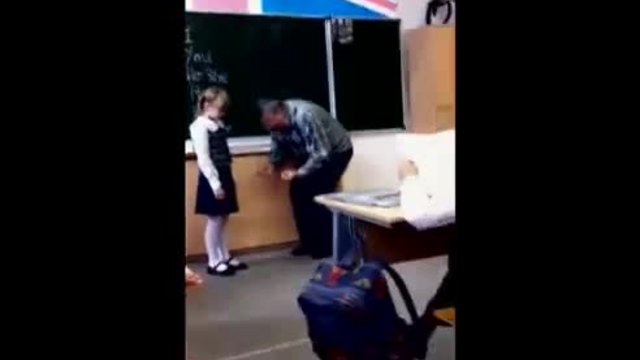 Момиче си отмъсти на агресивният си учител по Английски език !