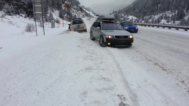 Audi Allroad изтегля закъсал джип от снега !