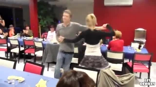 Роклята на момиче пада по време на танц!