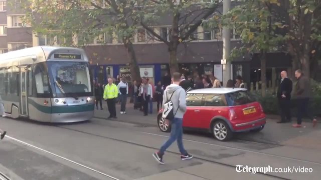 Жена е паркирала своя Mini Cooper и пречи на трамвая да мине в Нотингам
