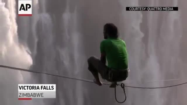 Опасно ходене по въже над водопада Виктория