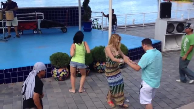 Момиче се опитва да танцува салса, но нещо се обърква