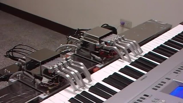 Роботизирани ръце свирят на пиано