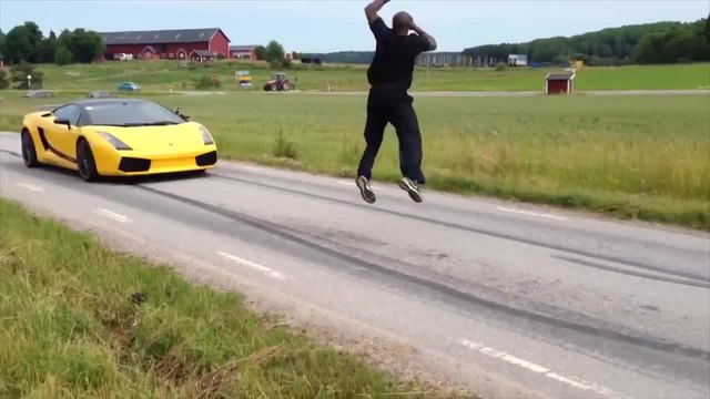 Лудак прескача Lamborghini движещо се със 130 кмч