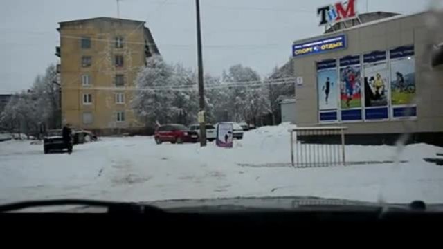 Рускиня се разхожда полугола само по токчета в снега!