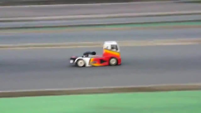 Състезателен камион играчка на пистата