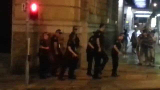 Австралийски полицаи забавляват хората по улицата!