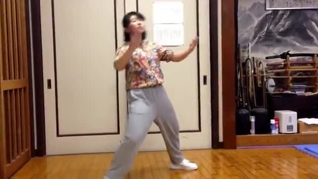 Гъвкаво момиче танцува попинг (dubstep)