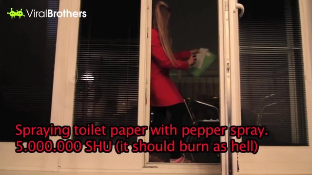 Момиче отмъщава на приятеля си с лютив спрей на тоалетната хартия
