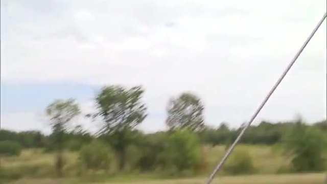 Хеликоптер реже клони в гората , докато си лети