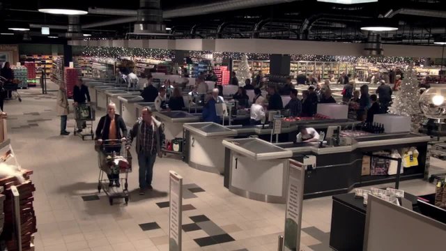 Ето как касиерите в супермаркета поздравяват клиентите си с настъпващата Коледа, смях