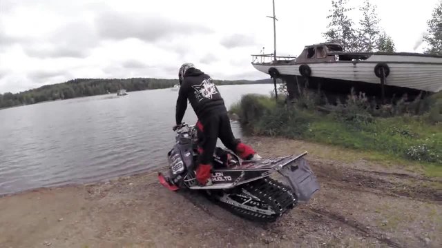 Страхотно забавление във вода с моторна шейна !