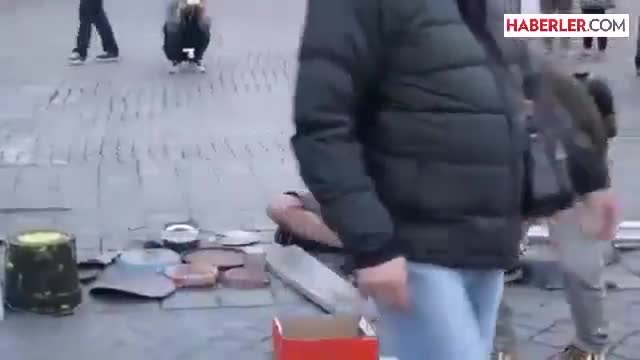 Той прави музика от всичко.