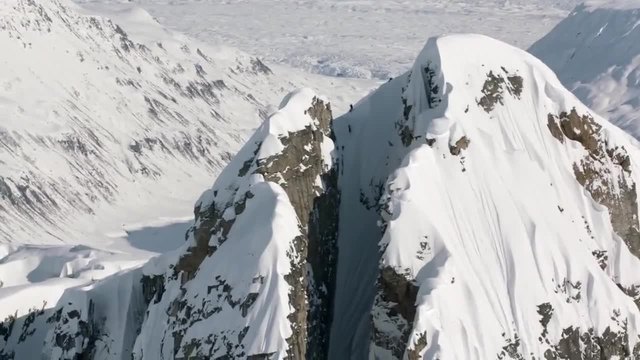 Екстремно спускане със ски по стръмен планински склон