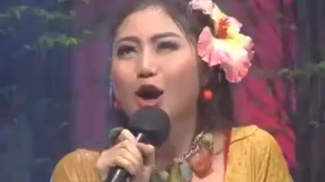 Тайландка пее докато изсипват животни в краката и ( Смях )