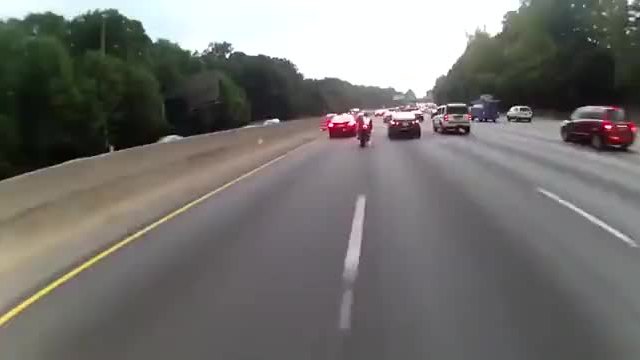 Самонадеян моторист предизвиква катастрофа в задръстване на магистрала !