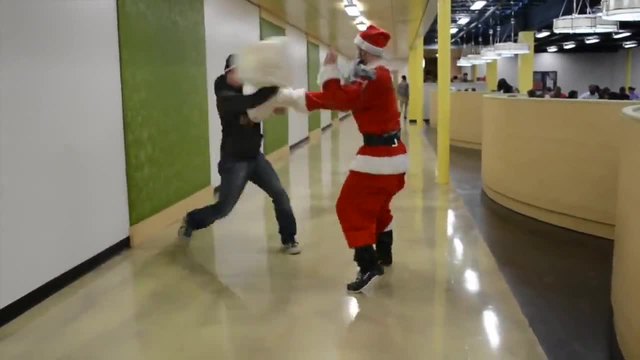 Дядо Коледа предизвиква хората на бой с възглавници.