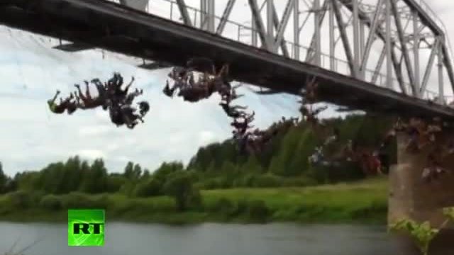 133 души скачат едновременно заедно от мост в Русия