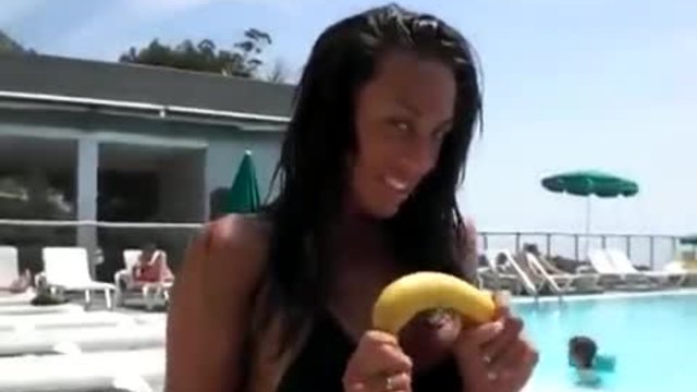 Мацка прави номер с банан = Смях!