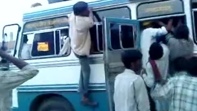 Hа това му се вика препълнен автобус в Индия ...Смях!