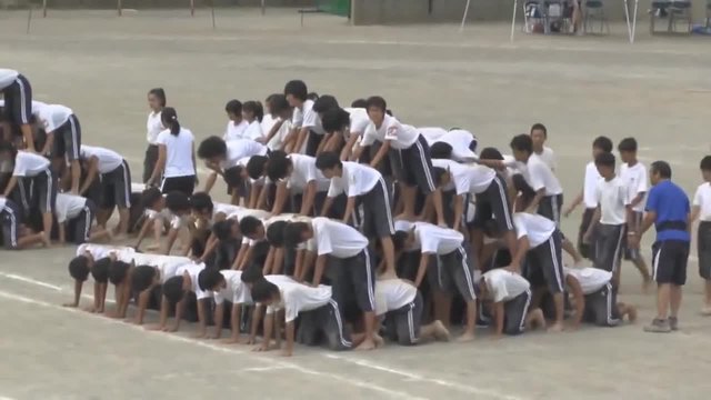 Изумително! Човешка пирамида от 200 момчета в Япония!