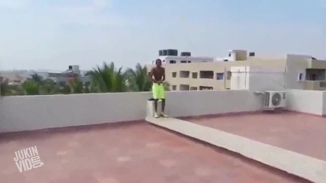 Лудак скача в басейн от многоетажна сграда